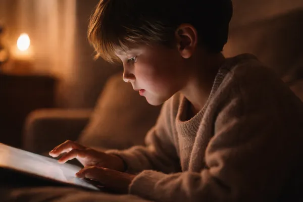 Pantallas y Cerebro Infantil: Guía para no morir en el intento